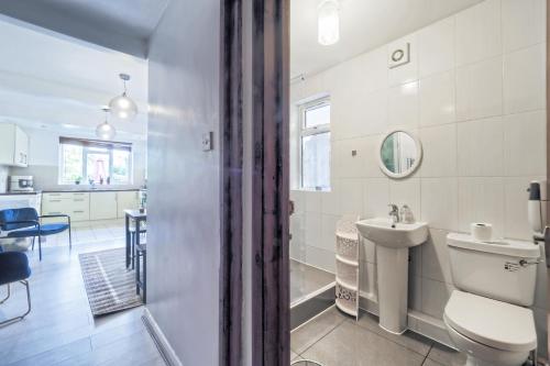 a bathroom with a toilet and a sink at Stunning, large 1 bed riverside flat in London