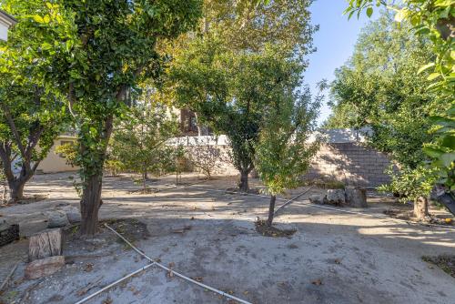 Un jardín fuera de Spacious Home with Garden & Pool
