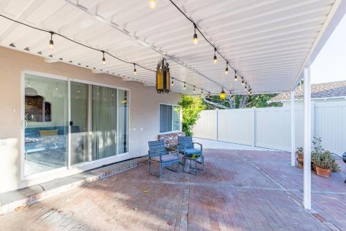 Un balcón o terraza en Spacious Home with Garden & Pool