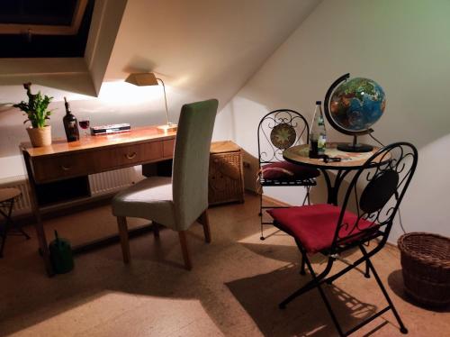 KüpsにあるFREIraumのデスク、椅子、テーブルが備わる客室です。
