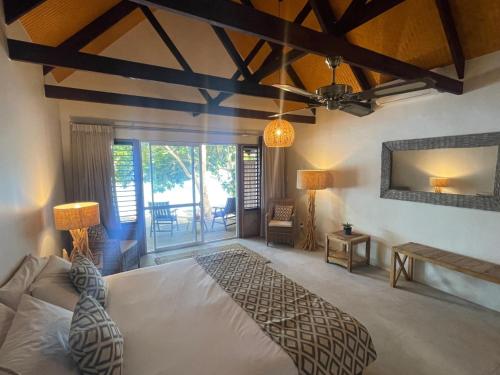 um quarto com uma cama grande num quarto em Tongan Beach Resort em Utungake