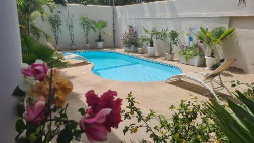 Бассейн в Villa Ngorè Saly или поблизости
