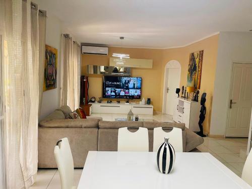 Телевизор и/или развлекательный центр в Villa Ngorè Saly