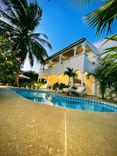 Бассейн в Villa Ngorè Saly или поблизости