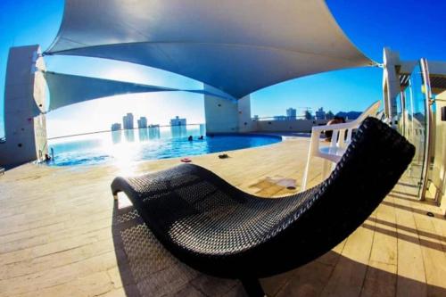 una sedia sul tetto di un edificio con piscina di Super Confort Santa Marta a Gaira