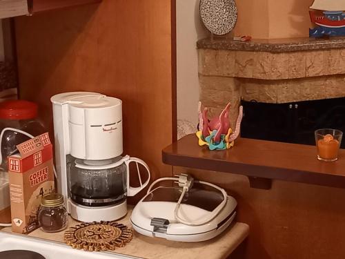 a coffee maker sitting on a counter in a kitchen at ΠΗΛΙΟ- ΤΟ ΕΞΟΧΙΚΟ ΤΗΣ ΑΝΝΑΣ- ΑΦΗΣΣΟΣ in Afissos