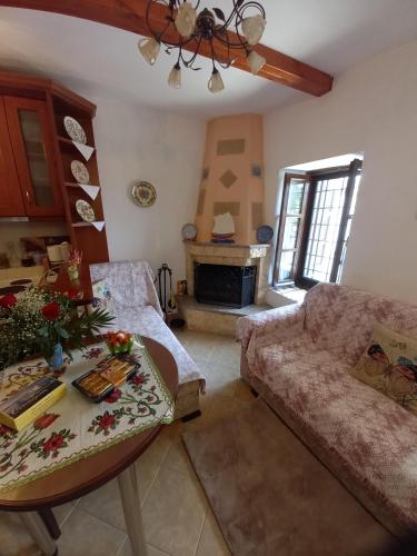 a living room with a couch and a table at ΠΗΛΙΟ- ΤΟ ΕΞΟΧΙΚΟ ΤΗΣ ΑΝΝΑΣ- ΑΦΗΣΣΟΣ in Afissos