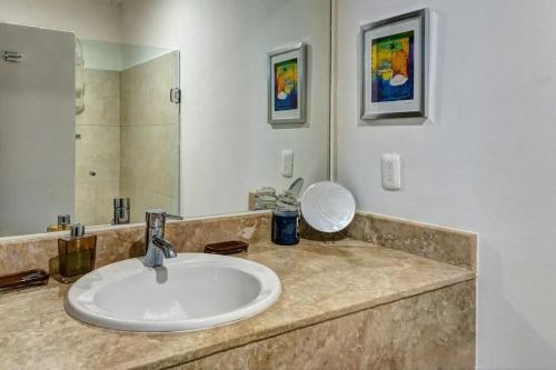 a bathroom with a sink and a mirror at Villa Magna departamento en Nuevo Vallarta in Nuevo Vallarta 