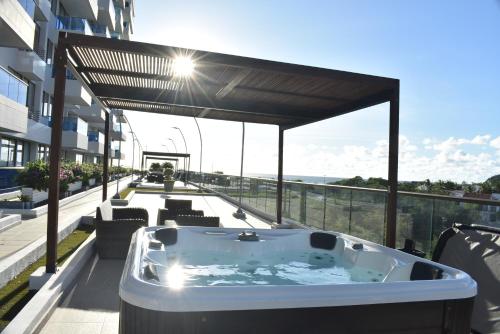 a hot tub on the balcony of a building at Apartamento Samaria Club De Playa in Santa Marta