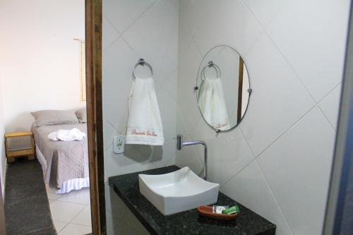 een badkamer met een wastafel en een spiegel bij Pousada Viva Barra in Barra Grande