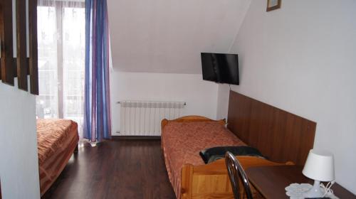 Willa Pod Dębami tesisinde bir odada yatak veya yataklar