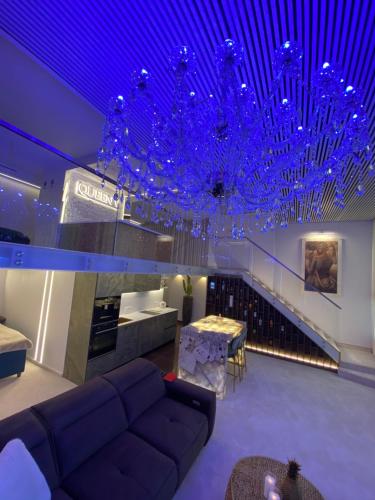 Χώρος καθιστικού στο Luxury Queen V apartment with Jacuzzi