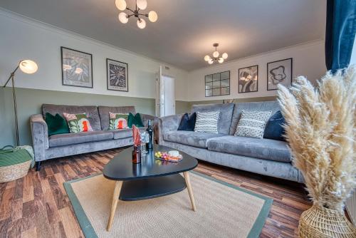 sala de estar con sofá y mesa en 3 bedrooms, garden, free parking en Cirencester