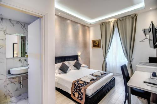 um quarto com uma cama, uma secretária e uma casa de banho em Rose Suite em Roma