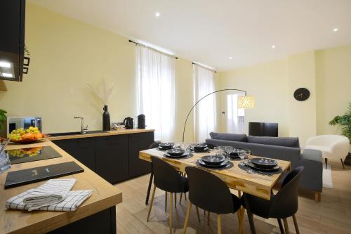 expat renting - Le Barcelone - Compans - Parkingにあるテレビまたはエンターテインメントセンター