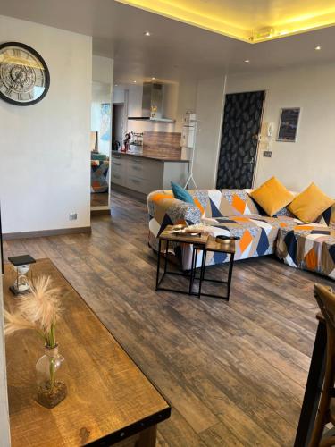 un salon avec un canapé et une table dans l'établissement LE PARADIS APPARTEMENT, à Martigues