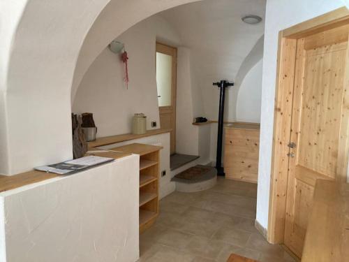 um quarto com um arco e uma casa de banho com um lavatório em CASA DIAF appartamento incantevole Carano Ville di Fiemme em Carano