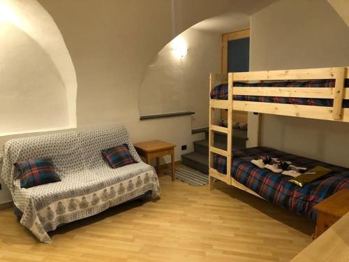 um quarto com 2 beliches e uma cama em CASA DIAF appartamento incantevole Carano Ville di Fiemme em Carano