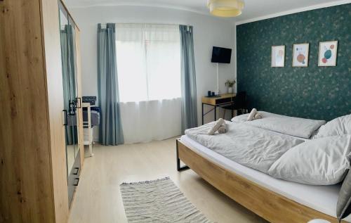 um quarto com uma cama e uma parede verde em Schöne Ferienwohnung mitten im Pfälzerwaldgebiet em Leimen