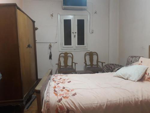 منطقة الاستاد بطنطا في Quḩāfah: غرفة نوم بسرير وكرسيين ونافذة