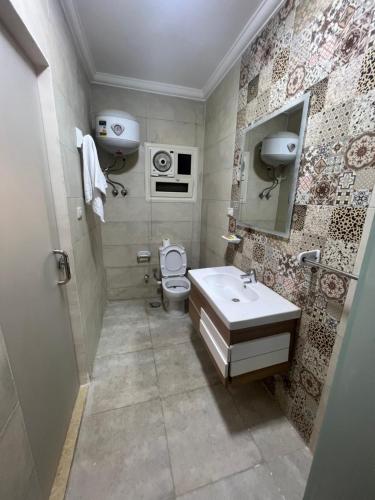 uma casa de banho com um WC e um lavatório em Bedouin Pyramids View no Cairo