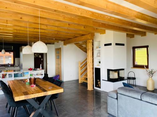 cocina y sala de estar con techo de madera en Scenic Chalet Malowniczy Domek, en Szlembark