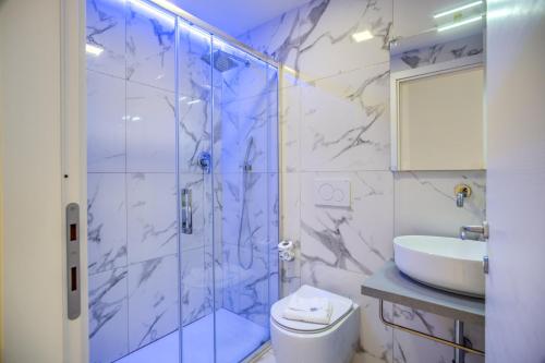 a bathroom with a shower and a toilet and a sink at Rose Suite in Rome