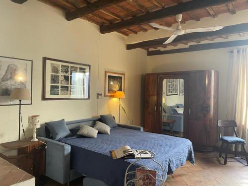 ein Schlafzimmer mit einem blauen Bett mit Büchern darauf in der Unterkunft Boutique Grifone in Rom