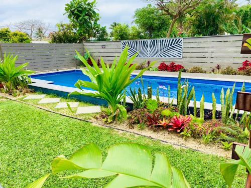 A piscina localizada em Muri Beachside Villa with pool ou nos arredores
