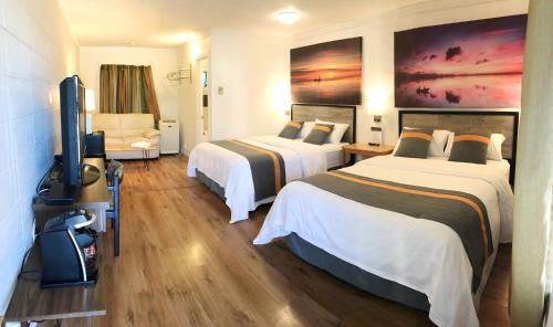 鄧肯的住宿－Duncan Motel，酒店客房设有两张床和一台平面电视。