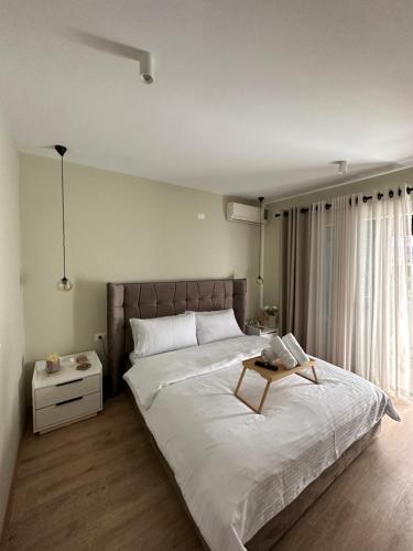 Tempat tidur dalam kamar di 4SeasonsGea , New Modern Apartment in Tirana