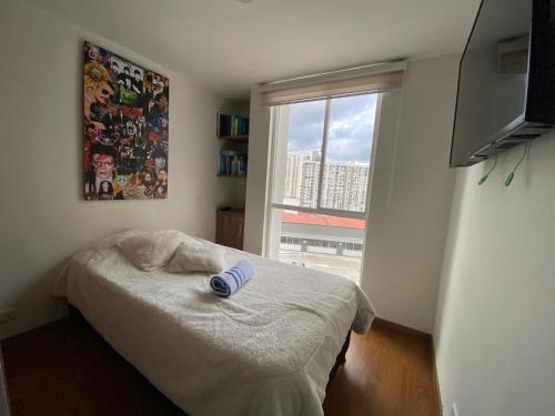 una camera da letto con un letto e una grande finestra di Cerca al Cable y a los lugares y restaurantes mas exclusivos. a Manizales
