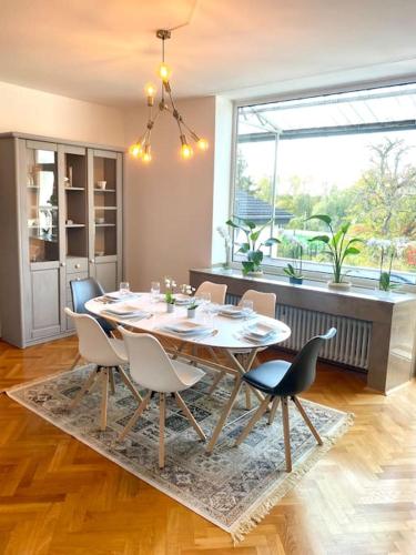 Fotografie z fotogalerie ubytování Wunderschöne Altbauwohnung mit Balkon - 102 qm v Cáchách