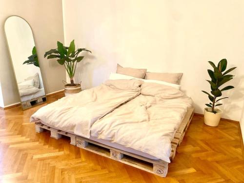 A bed or beds in a room at Wunderschöne Altbauwohnung mit Balkon - 102 qm