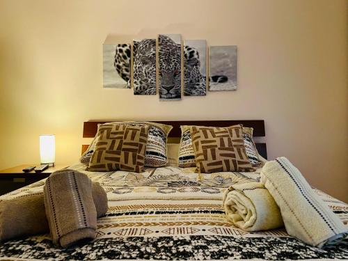 ein Bett mit Kissen darauf im Schlafzimmer in der Unterkunft L'idéal Cosy-wifi-Netflix et Garage in Vienne