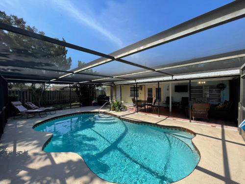 Πισίνα στο ή κοντά στο Rowena House 2bd Den 2bth Heated Pool Near Siesta Key