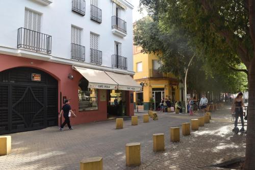 Alameda de Hércules, Gate of Seville center