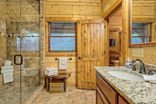 La salle de bains est pourvue d'un lavabo, d'une douche et d'un comptoir. dans l'établissement Ruby River Lodge, à Ellijay