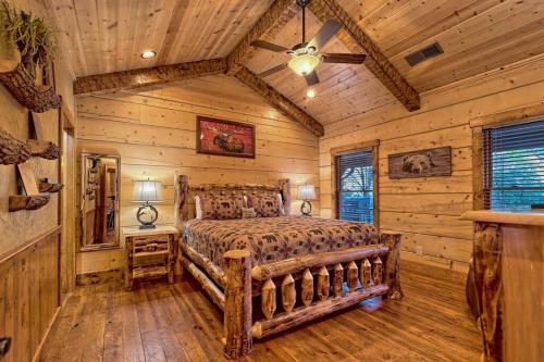 - une chambre avec un lit et un plafond en bois dans l'établissement Ruby River Lodge, à Ellijay