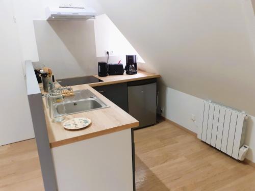 - une cuisine avec un évier et un comptoir dans l'établissement Appartement 48m² / HyperCentre (Gares et Vieux Lille), à Lille