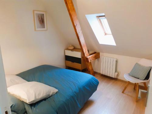 Habitación pequeña con cama y ventana en Appartement 48m² / HyperCentre (Gares et Vieux Lille) en Lille