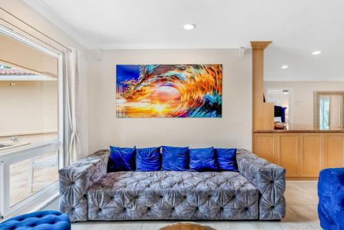 una sala de estar con sofá y una pintura en la pared en 3BDR Villa-HeatedPool-6minFt.Lauderdale Beach-8PPL, en Fort Lauderdale