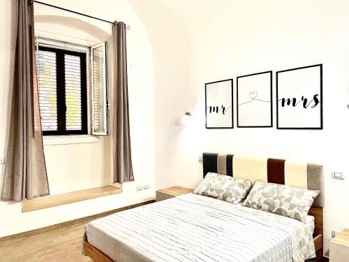 Schlafzimmer mit einem Bett und einem Spiegel in der Unterkunft Casa Lello in Taranto