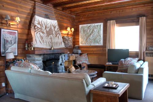 a living room with two couches and a fireplace at La Ribambelle in Chamonix-Mont-Blanc