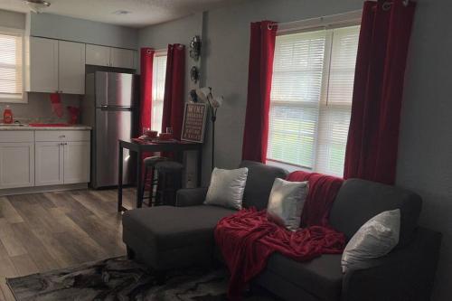 uma sala de estar com um sofá e uma cozinha em Lovely Two Bedroom Duplex Near Buckroe Beach em Hampton