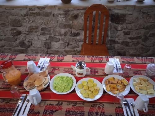 una mesa con platos de comida encima en Lia B&B Lucmabamba, en Sahuayacu