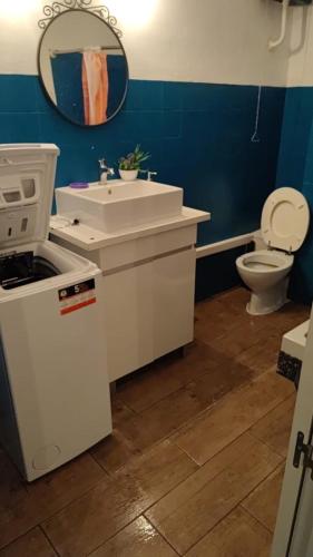 a bathroom with a sink and a toilet at Be like home Texas in Alcalá de Henares