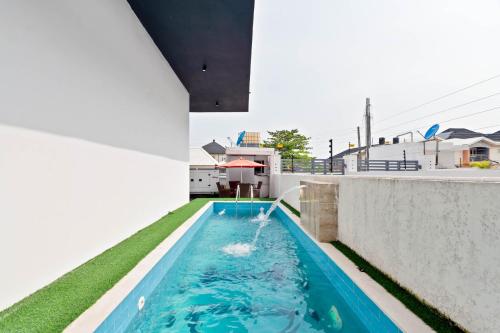 SID LUXURY SHORTLET LEKKI - Lagos with Swimming Pool, PS 5, Snooker & Table Tennis في ليكى: مسبح على سطح منزل