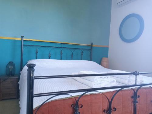 Ein Bett oder Betten in einem Zimmer der Unterkunft Spot on Civita