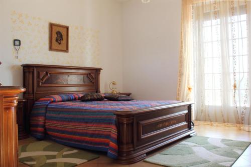 1 dormitorio con 1 cama grande en una habitación en B&B Villa Angela, en San Salvo